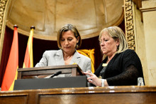 La presidenta del Parlament, Carme Forcadell, i la membre de la Mesa del Parlament, i la membre de la Mesa, Ramona Barrufet, contant els vots