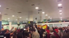 Captura de pantalla del moment en què Forn i Bassa són increpats al Prat per un grup d'ultres