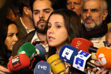 La líder de Cs, Inés Arrimadas, atén els mitjans de comunicació a la UAB