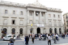 Imatge de la façana de l'Ajuntament de Barcelona aquest divendres 3 de novembre, amb un llaç groc i un rètol demanant l'alliberament dels presos polítics