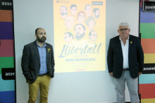 Els vicepresidents de l'ANC i Òmnium, Agustí Alcoberro (dreta) i Marcel Mauri (esquerre) presenten el cartell per a la manifestació de l'11-N a Barcelona