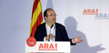 El primer secretari del PSC, Miquel Iceta, estén la mà durant la seva intervenció en la jornada de debat socialista sobre els eixos del programa electoral del 21-D