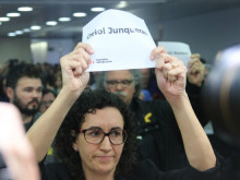 La secretària general d'ERC, Marta Rovira, ensenya un paper amb el nom del president del partit i vicepresident del Govern, Oriol Junqueras, empresonat, a l'inici del Consell Nacional dels republicans