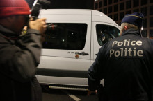 Imatge de la furgoneta amb els consellers que ha sortit de la fiscalia de Brussel·les després de la declaració