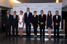 Foto de família dels reis d'Espanya, Felip VI i Letizia, acompanyats dels guardonats amb els Premis FPdGi 2015