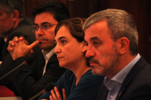 L'alcaldessa de Barcelona, Ada Colau, el primer tinent d'alcaldia, Gerardo Pisarello, i el segon tinent d'alcaldia, Jaume Collboni, al Saló de Cent de l'Ajuntament