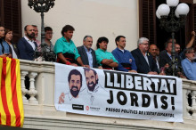Pla obert dels presidents d'Òmnium i l'ANC, Marcel Mauri i Agustí Alcoberro, amb l'alcalde de Vilafranca, Pere Regull, exhibint una pancarta que reclama l'alliberament de Sánchez i Cuixart