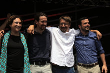 Pablo Iglesias, Ada Colau, Xavier Domènech i Alberto Garzón, junts dalt de l'escenari situat al Passeig de Lluís Companys de Barcelona