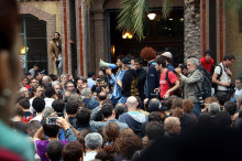 Ciutadans al recinte de l'Escola Industrial de Barcelona per votar el moment en què ha fet la seva intervenció membres del Comitè de Defensa del Referèndum