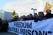 Els alcaldes desplaçats a Brussel·les llueixen una pancarta demanant l'alliberament dels presos polítics davant de la Comissió Europea