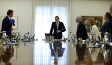 Rajoy i els ministres drets a l'inici del Consell de Ministres extraordinari per aprovar les mesures del 155 per a Catalunya