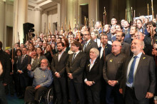 Pla general de la foto de família dels 200 alcaldes, el president Puigdemont i els consellers a Brussel·les