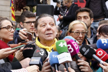 Pla mig de la diputada de la CUP, Gabriela Serra, durant una atenció als mitjans