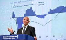 El comissari Pierre Moscovici durant la presentació de les previsions econòmiques