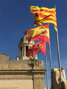 Pla obert on es poden veure les banderes catalana, espanyola i de Lleida al terrat del Palau de la Paeria