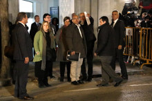 Imatge general dels membres de la Mesa del Parlament sortint del Tribunal Suprem després de la declaració