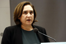 Pla mig de l'alcaldessa de Barcelona, Ada Colau, durant una declaració institucional, el 2 de novembre del 2017