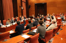 Imatge general d'una votació durant una reunió de la Diputació Permanent del Parlament