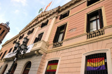 Pla general de la façana de l'Ajuntament de Sabadell amb la Senyera, la de la ciutat i l'espanyola i la republicana que han col·locat els grups municipals a les finestres de la part inferior de l'edifici