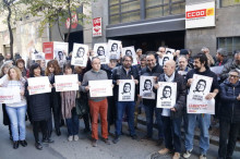 La concentració que UGT i CCOO han fet davant les seus a Girona