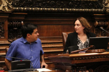 L'alcaldessa de Barcelona, Ada Colau, conversa amb el primer tinent d'alcaldia, Gerardo Pisarello, durant el ple extraordinari de l'Ajuntament