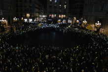 El gran llaç de llum que s'ha fet a Barcelona per la llibertat dels presos polítics