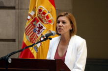 Pla mitjà de la ministra de Defensa, María Dolores de Cospedal, parlant amb una bandera espanyola darrere