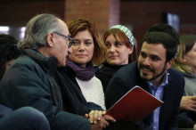Pla mig de Vicenç Navarro, la portaveu de Catalunya en Comú, Elisenda Alamany; i el diputat d'Unidos Podemos, Alberto Garzón, conversant en l'assemblea de la formació