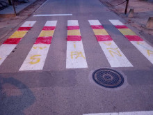 Pintada a favor del 155 en un pas de vianants de Santa Coloma de Farners, Girona