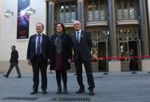 Jordi Hereu, Ada Colau i Xavier Trias, davant d'El Molino moments abans de fer una declaració conjunta a favor de l'EMA