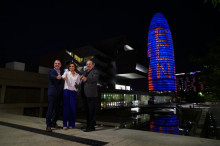 Jaume Collboni, Dolors Montserrat i Albert Serra davant la Torre Glòries il·luminada per donar suport a la candidatura de Barcelona com a seu de l'Agència Europea del Medicament