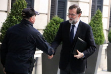 El president espanyol, Mariano Rajoy, saluda un policia a l'arribada al Congrés