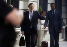 Mariano Rajoy arribant al Congrés dels Diputats acompanyat de García Albiol