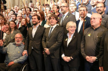 Els dos-cents alcaldes amb el president Puigdemont i els quatre consellers cessats a Brussel·les