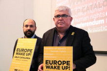 Marcel Mauri (Òmnium) i Agustí Alcoberro (ANC), amb el cartell de la manifestació del 7-D a Brussel·les