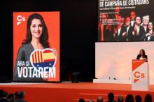 Inés Arrimadas, amb el lema 'Ara sí votarem' en una pantalla gegant