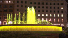Una font e Barcelona i·luminada de color groc