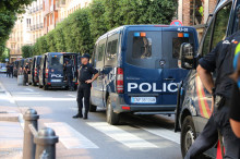 Una quinzena de furgonetes de la Policia Nacional davant de l'hotel Gaudí de Reus per la retirada dels agents