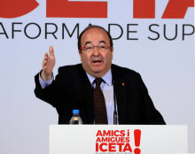 El primer secretari del PSC, Miquel Iceta, amb la mà dreta senyalant endavant en la presentació de la plataforma de suport com a candidat del 21-D