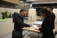 Imatge de un votant introduint la papereta a la urna