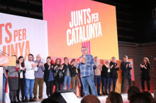 L'actor Joan Lluís Bozzo, candidat de JxCat, llegeix el nom dels membres de la llista, durant l'acte d'inici de campanya
