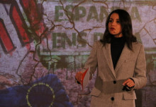 Primer pla d'Inés Arrimadas durant el discurs en l'acte d'inici de campanya, davant d'un panell que representa un mur