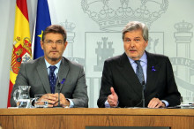 A l'esquerra, el ministre de Justícia, Rafael Catalá, i el portaveu del govern espanyol, Íñigo Méndez de Vigo, a la roda de premsa posterior al Consell de Ministres