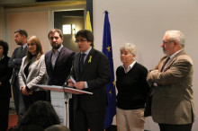 El president Carles Puigdemont i els consellers destituïts Toni Comín, Clara Ponsatí, Lluís Puig i Meritxell Serret, a la roda de premsa a Brussel·les