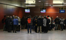 Pla general de ciutadans fent cua davant mostradors en els moments previs a volar cap a Brussel·les el 7 de desembre