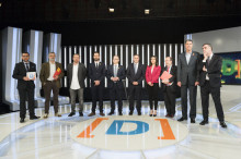 Els candidats a les eleccions al 21-D flanquejats pel periodista Quim Barnola, a l'esquerra, i el director de TVE, Eladio Jareño, a la dreta. Al costat d'Inés Arrimadas, Carles González, director de TVE Catalunya