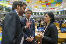 El ministre de Justícia espanyol, Rafael Catalá, amb la comissària de Justícia, Vera Jourová
