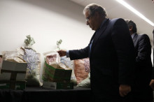 El ministre de l'Interior, Juan Ignacio Zoido, observa una mostra de la droga intervinguda en la intervenció mes gran d'heroïna a l'estat espanyol