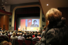 El públic segueix la intervenció en directe del cap de llista de JxCat, Carles Puigdemont, des de Brussel·les, al Teatre Amistat de Mollerussa