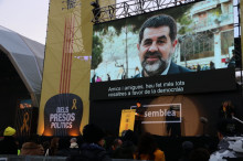Oriol Sànchez, fill de Jordi Sànchez, llegeix una carta del seu pare durant el concert dels presos polítics